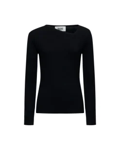 Black long-sleeved shirt