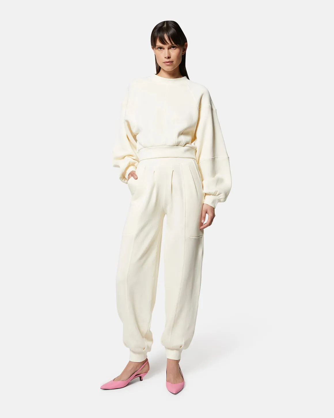 Cropped sweatshirt with large sleeves
