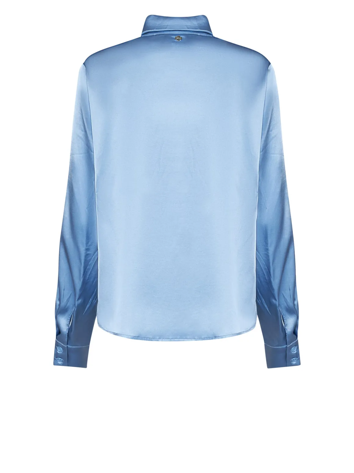 Essential shirt with a refined line