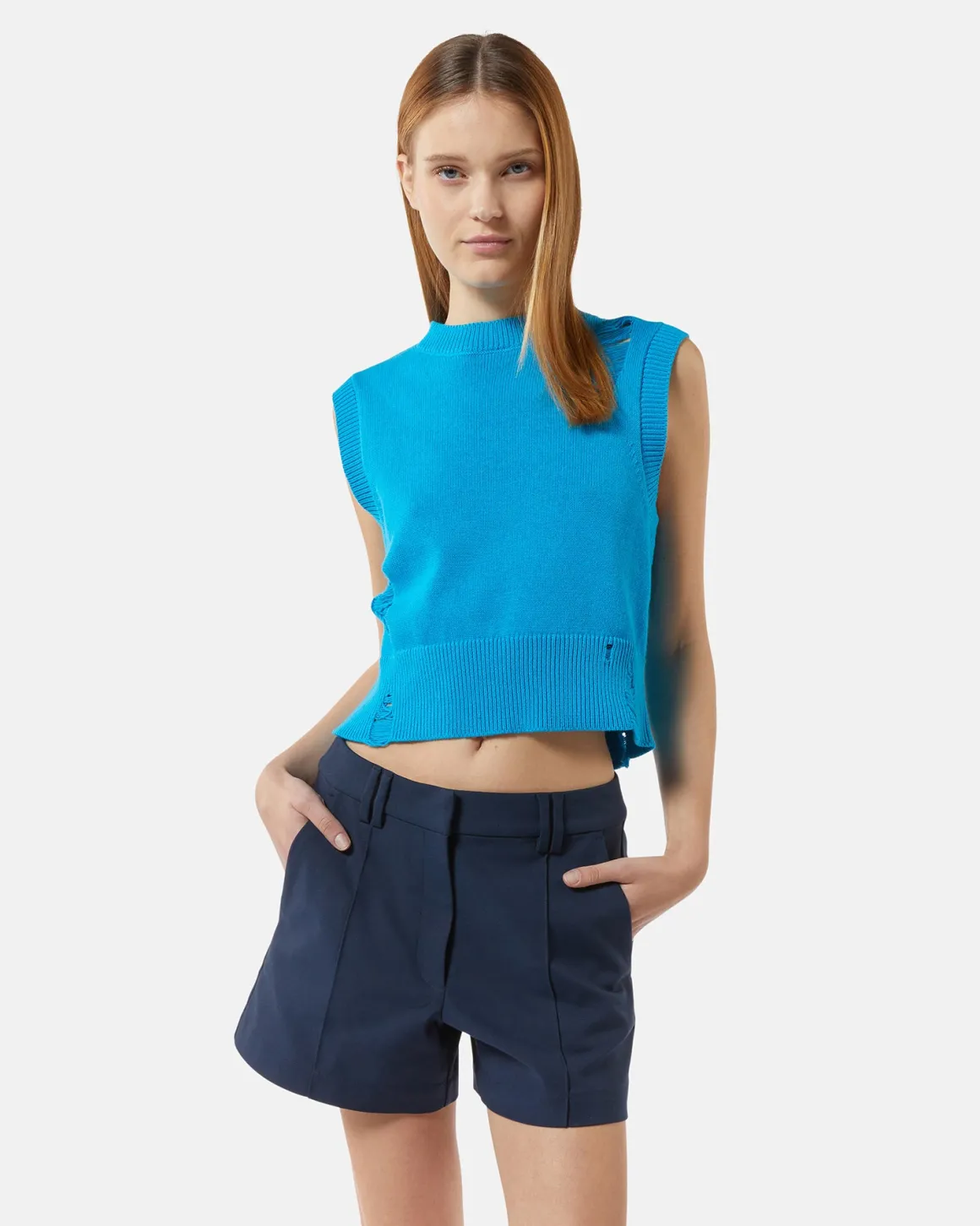 Knitting cropped vest with disresset details