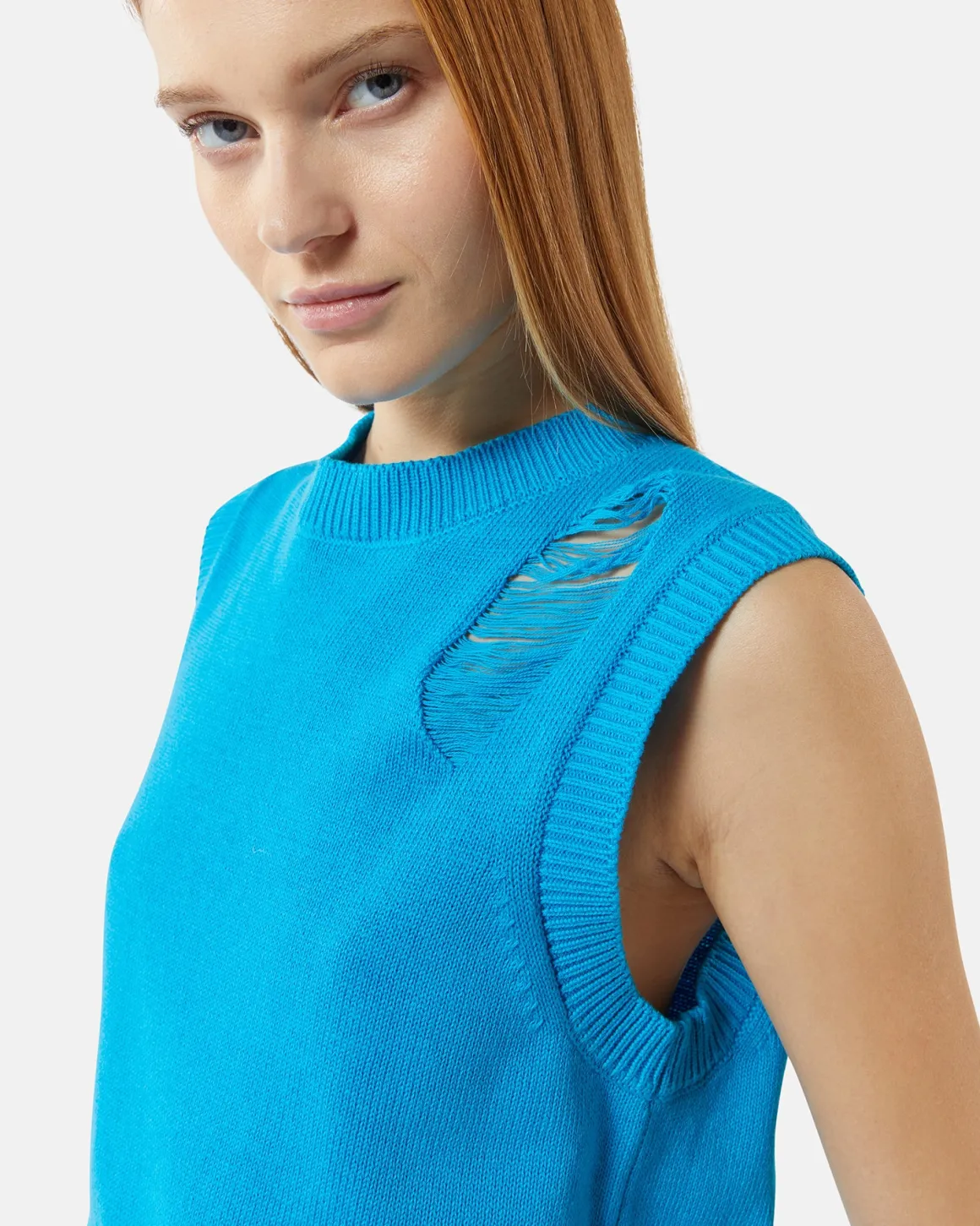 Knitting cropped vest with disresset details