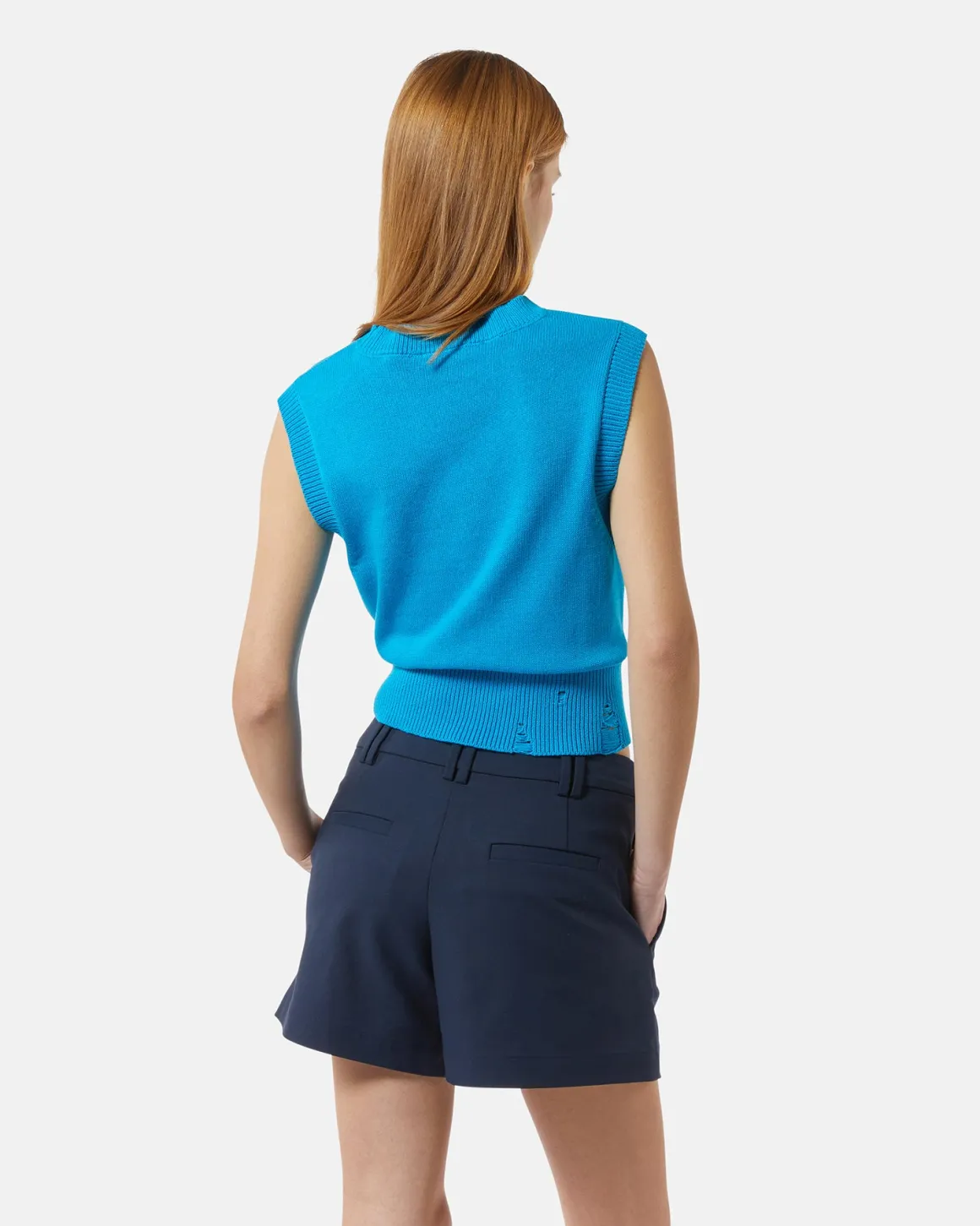 Knitting cropped vest with disresset details
