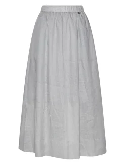 Long skirt with a fluid and essential line