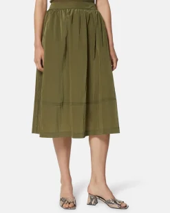 Long skirt with contrasting belt