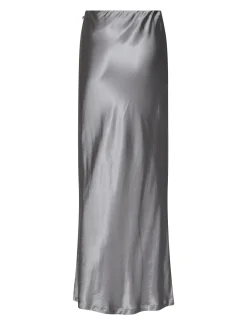 Long skirt with essential elegance