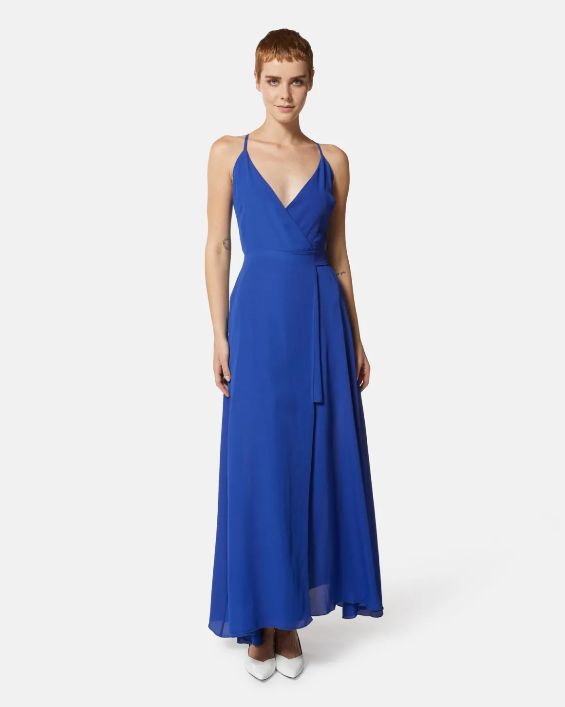 Long V -neck dress and crossed straps on the back