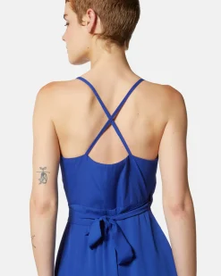 Long V -neck dress and crossed straps on the back