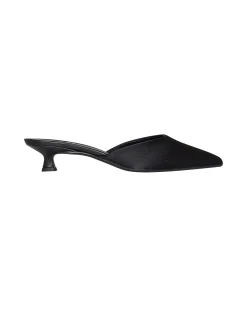 Pointed mules with an essential design