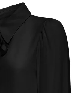 Shirt with bow at the neck