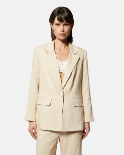Single -breasted blazer with a slightly oversized cut