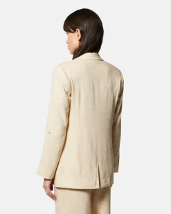 Single -breasted blazer with a slightly oversized cut