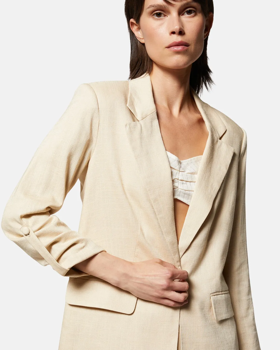 Single -breasted blazer with a slightly oversized cut