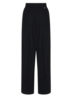 Trousers with elasticated waist and fluid line