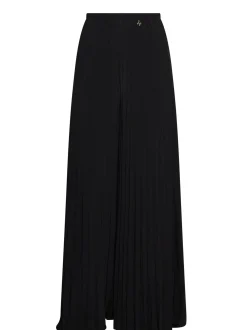 Trousers with pleated workmanship and fluid lines