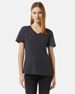 V-neck t-shirt