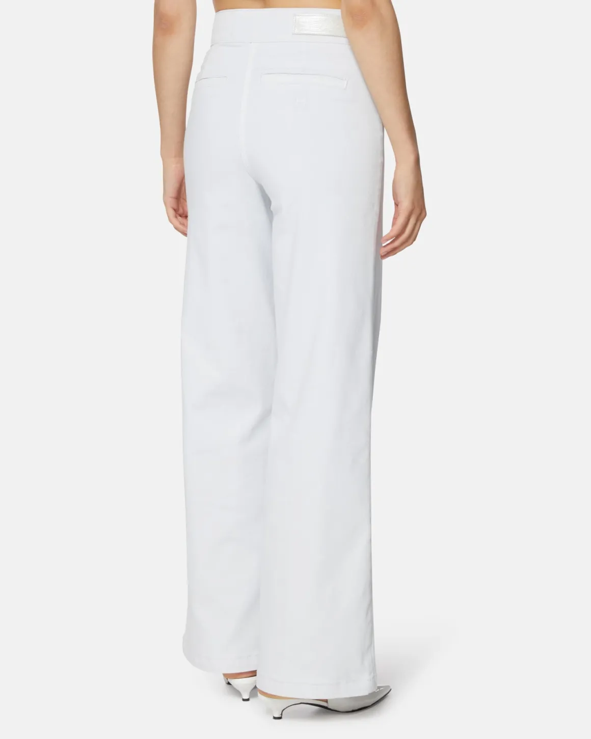 Wide leg jeans with decorative buttons