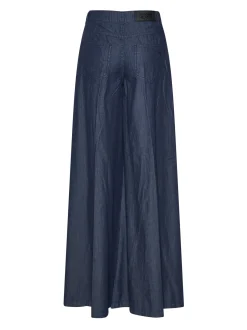 Wide trousers with a fluid line and essential design